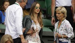 Wimbledon 2017: Ester Sátorová s rodii Tomáe Berdycha.