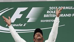 Hamilton se pokouší mazat rekordy Schumachera. Popřála mu i manželka legendy
