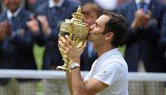 Wimbledon 2017: Roger Federer líbá poosmé trofej pro vítze slavného turnaje.