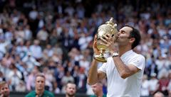 Wimbledon 2017: Roger Federer poosmé slaví s milovanou trofejí.