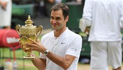 Wimbledon 2017: Roger Federer poosmé slaví s milovanou trofejí.