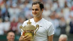 Wimbledon 2017: Roger Federer poosmé slaví s milovanou trofejí.