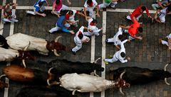 Bci sprintují ped býky bhem tvrtého bhu býk na festivalu San Fermin v...