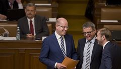 Zleva premiér Bohuslav Sobotka, ministr zahrani�ních v�cí Lubomír Zaorálek a...