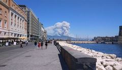 Sopka Vesuv opt ádila nad Neapolským zálivem.