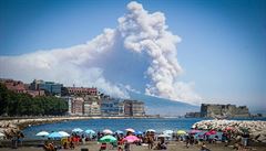 Fotografie bouící se sopka Vesuv s malebnou pláí a turisty v popedí.