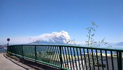 Sopka Vesuv zuící nedaleko Neapolského zálivu.