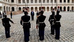 Donald Trump a Emmanuel Macron bhem uvítacího ceremoniálu v Invalidovn v...