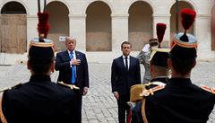 Donald Trump a Emmanuel Macron poslouchají národní hymnu pi uvítacím...