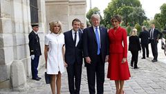 Emmanuel Macron se svou enou Brigitte a Donald Trump a první dáma Melania.