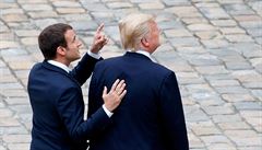 Francouzský prezident Emmanuel Macron a americký prezident Donald Trump...