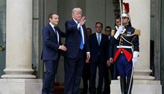 Francouzský prezident Emmanuel Macron vítá amerického prezidenta Donalda Trumpa...