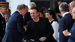 Zpvák Bono(uprosted) se zdraví s princem Monaka Albertem II.