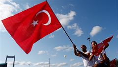 Lidé u Mostu muedník mávají tureckými vlajkami.