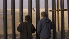 Pašeráci přišli s novou taktikou, hází děti přes plot. USA zveřejnily drastické záběry z hranic s Mexikem