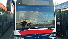 Vandal vyadil v Boleslavi z provozu devt autobus. dil i v kancelch