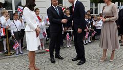 Polský prezident Andrzej Duda vítá prince Williama ve Varav. Zleva doprava:...