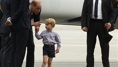 Princ William drí syna George za ruku po píletu do Varavy.
