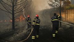 Hasiči hasící požár nedaleko Splitu.