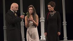 Inscenace Hamlet. Hynek ermák, Veronika Macková a Lenka Vlasáková.