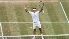 Roger Federer se raduje z postupu do finále Wimbledonu.