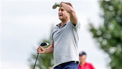 Petr B�íza kontroluje let mí�ku.