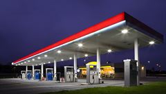 Cena benzinu a nafty je nejnižší od loňského listopadu