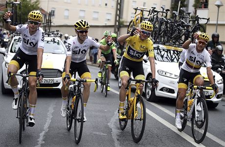 Tour de France 2017: Chris Froome slaví se svými týmovými paráky.