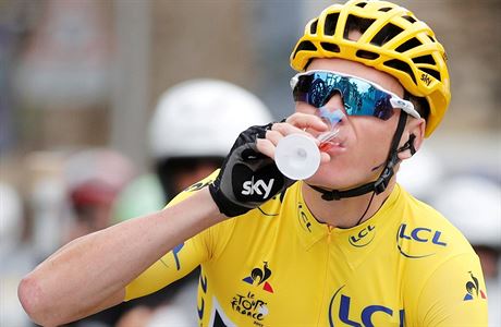 Britský cyklista Christopher Froome si pipjíjí na vítzství na letoní Tour de France.