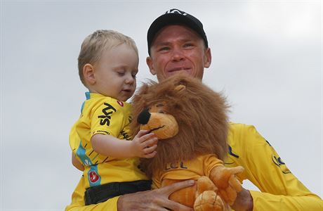 Tour de France 2017: dojatý Chris Froome se synem na stupních vítz.
