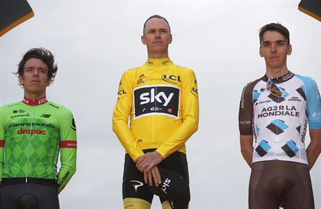 Tour de France 2017: (zleva) druhý Rigoberto Uran, vítězný Chris Froome a třetí...