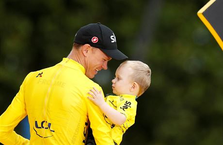 Tour de France 2017: vítzný Chris Froome se synem.