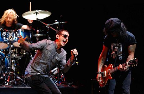 Hlavní zpvák Linkin Park Chester Bennington se obsil.