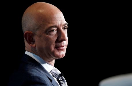 Jeff Bezos pi svém projevu ve Washingtonu