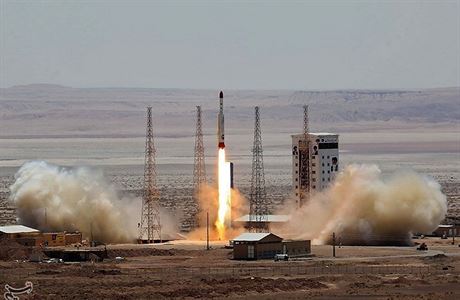 Írán v roce 2017 otestoval raketu, která me do vesmíru vyslat satelit. ilustraní snímek 