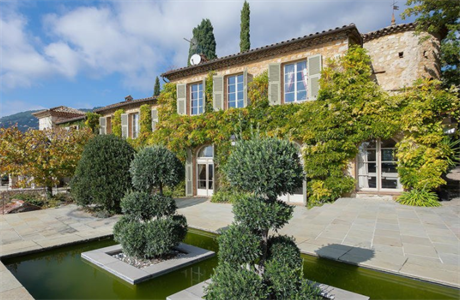 Chcete hrad? Jeďte do Provence! Na prodej je i Rockefellerův dům a vila  Bardotové | Svět | Lidovky.cz