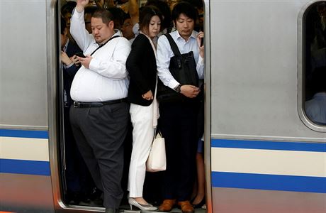 Lidé v peplnném japonském metru. (ilustraní foto)