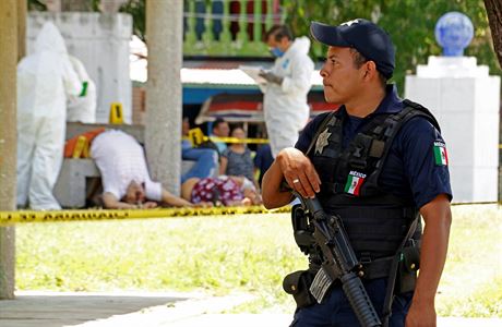 Mexití policisté na míst inu ve mst Villahermosa, kde neznámí stelci...