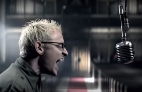 Otupělá na Karlově mostě. ‚Nejslavnější' video Linkin Park se natáčelo v  Praze | Kultura | Lidovky.cz