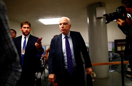 Republiknsk sentor John McCain (vpravo) pijd na hlasovn o zdravotnick...