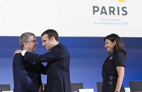Pedseda MOV Thomas Bach a francouzsk prezident Emmanuel Macron.