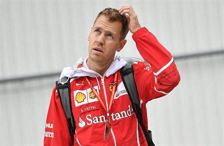 Nmecký jezdec formule 1 Sebastian Vettel z Ferrari prochází paddockem na...