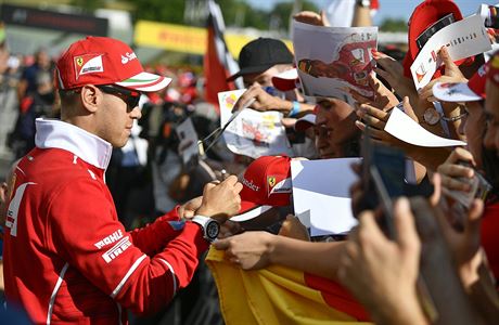Sebastian Vettel rozdává autogramy fanoukm