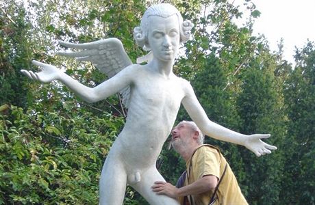 Kurt Gebauer se sochou Mozarta, která zdobí brnnský Zelný trh