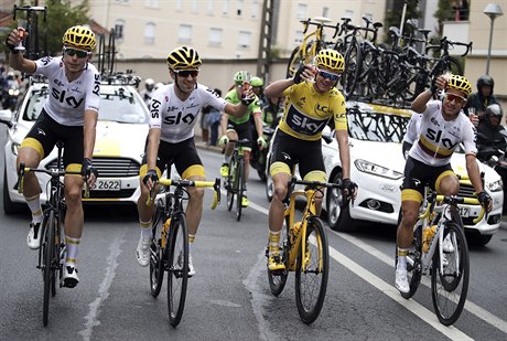 Tour de France 2017: Chris Froome slaví se svými týmovými parťáky.