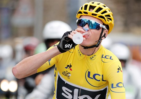 Britský cyklista Christopher Froome si pipjíjí na vítzství na letoní Tour de France.