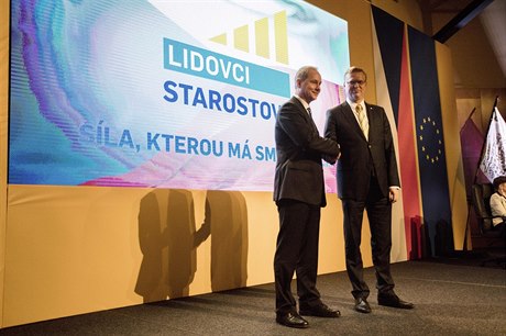 Pedseda STAN Petr Gazdík (vlevo) s pedsedou KDU-SL Pavlem Blobrádkem na...
