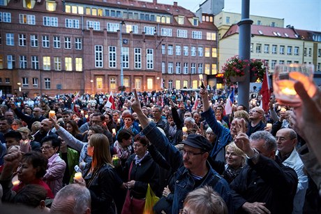 Desetitisíce nespokojených Polák napí zemí se vydaly do ulic.