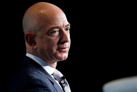 Jeff Bezos pi svém projevu ve Washingtonu