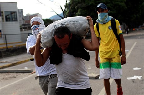 Demonstranti ve Venezuele.